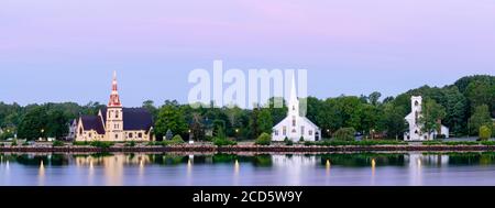 Berühmte Kirchen entlang der Mahone Bay bei Sonnenuntergang, Lunenburg, Nova Scotia, Kanada Stockfoto