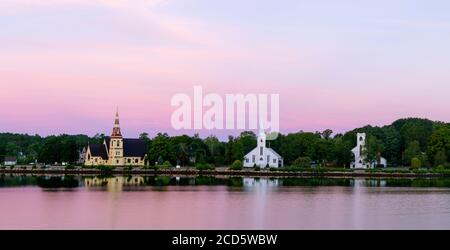 Berühmte Kirchen entlang der Mahone Bay bei Sonnenuntergang, Lunenburg, Nova Scotia, Kanada Stockfoto