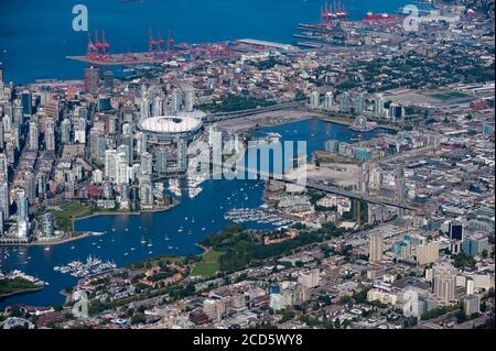 Vancouver, BC, Kanada - Flase Creek, BC Place Stadium, Science World und Hafen von Vancouver Luftaufnahme Stockfoto