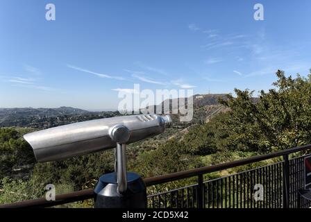 LOS ANGELES, KALIFORNIEN - 12. FEB 2020: Besucherteleskop auf der Westseite des Griffith Park Observatory mit dem Hollywood-Schild in der Ferne. Stockfoto