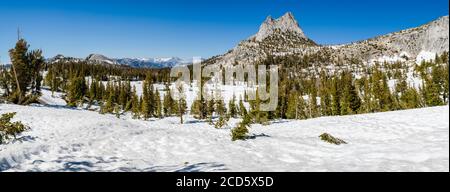 Cathedral Peak im Yosemite Nationalpark im Winter, John Muir Trail, Kalifornien, USA Stockfoto