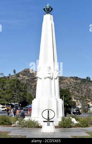 LOS ANGELES, KALIFORNIEN - 12. FEB 2020: Astronomen Monument und Sonnenuhr am Griffith Park Observatory. Kopernikus, Galileo, Kepler, Newton, Hersche Stockfoto