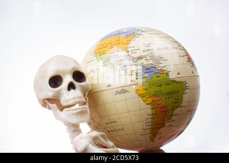 die Erde in eine Skeletthand Stockfoto