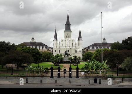 New Orleans, Usa. August 2020. Sturmwolken hängen über New Orleans' Saint Louis Cathedral, der ältesten Kathedrale in Nordamerika, als Hurrikan Laura, ein großer Sturm der Kategorie 4, die Küste von Louisiana am Mittwoch, den 26. August 2020 umgeht. Foto von AJ Sisco/UPI Kredit: UPI/Alamy Live Nachrichten Stockfoto