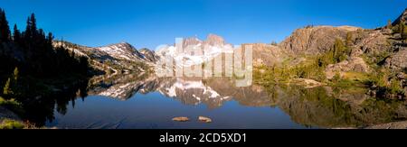 Sonnenaufgang über dem Garnet Lake mit Banner Peak im Hintergrund, Ansel Adams Wilderness, Inyo National Forest, Sierra Nevada Mountains, Kalifornien, USA Stockfoto