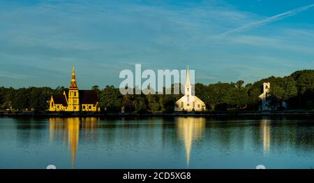 Sonnenaufgang über Mahone Bay Kirchen: Saint James Anglican Church, Saint Johns Lutheran Church und United Church, Mahone Bay, Nova Scotia, Kanada Stockfoto