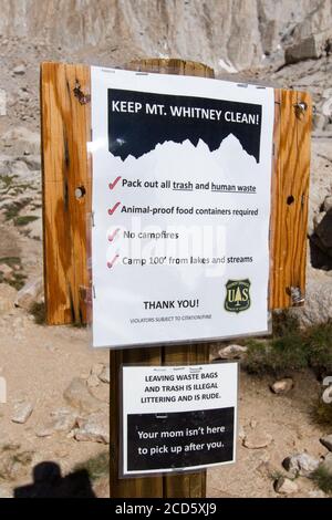 Ihre Mutter ist nicht hier - EIN Schild auf dem Mount Whitney Trail erinnert Wanderer an das richtige Trailverhalten. Inyo National Forest, Lone Pine, Kalifornien, USA Stockfoto