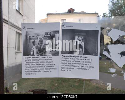 Minsk / Weißrussland - 23 2020. August: Flugblätter an der Bushaltestelle, in denen ein junges Mädchen bei Protesten durch eine Betäubungsgranate verletzt und ein Mann von der Bereitschaftspolizei verletzt wird Stockfoto