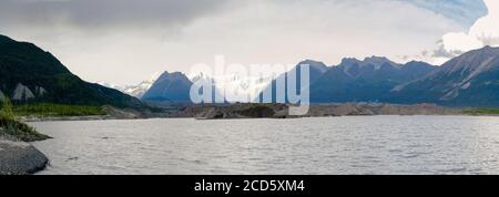 Blick auf See und Berge, McCarthy, Alaska, USA Stockfoto