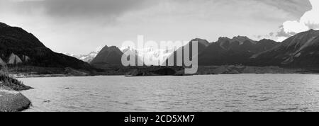 Blick auf See und Berge, McCarthy, Alaska, USA Stockfoto