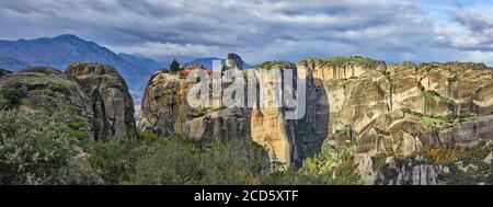 Panoramablick auf Kloster der Heiligen Dreifaltigkeit, Meteora, Kalambaka, Thessalien, Griechenland Stockfoto