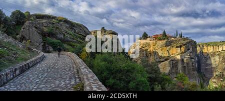 Panoramablick auf Kloster der Heiligen Dreifaltigkeit vom Weg, Meteora, Kalambaka, Thessalien, Griechenland Stockfoto