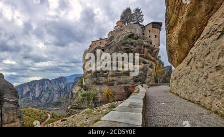 Eintritt zum Varlaam Kloster, Meteora, Thessalien, Griechenland Stockfoto