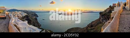 Panoramablick auf Caldera bei Sonnenuntergang, Fira, Santorini, Griechenland Stockfoto