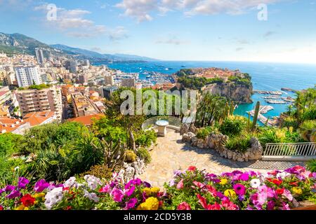 Blick auf die Stadt Monte Carlo mit Felsen, Yachthafen, Mittelmeer und Stadtbild entlang der Küste von Monaco, an der französischen Riviera Stockfoto