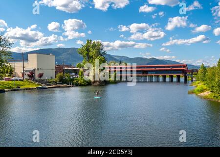 Ein Paddelboarder auf Sand Creek am Lake Pend Oreille in der Nähe der Cedar Street Bridge an einem Sommertag in Sandpoint, Idaho USA Stockfoto