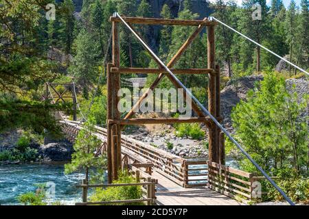 Die hölzerne Hängebrücke über den Spokane River im Bowl and Pitcher Bereich des Riverside State Park in Spokane, Washington, USA Stockfoto