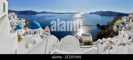 Panoramablick auf Caldera, in Oia, Santorini, Griechenland Stockfoto
