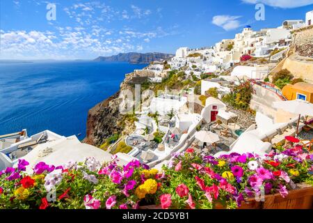 Blick auf die Ägäis und kalder von der weiß getünchten Stadt Oia auf der Insel Santorini, Griechenland. Stockfoto