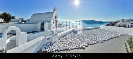 Kleine Kapelle am Meer, Oia, Santorini, Griechenland Stockfoto