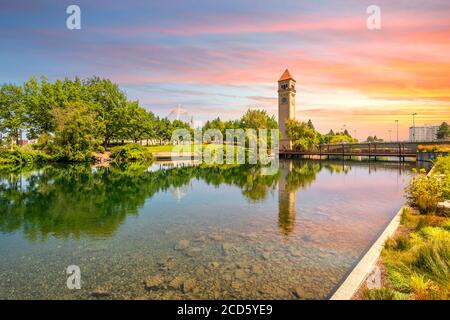 Der Spokane Clock Tower und der Pavillon am Fluss im Riverfront Park, Downtown Washington, unter einem bunten Sonnenuntergang in Spokane, Washington, USA Stockfoto