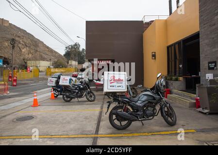 Außerhalb von Pardos Chicken Restaurant bereit zu tun Take Aways während der covid-19 Pandemie, Surco, Lima, Perú. Stockfoto
