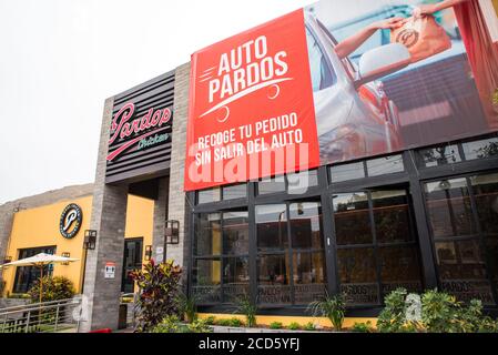 Außerhalb von Pardos Chicken Restaurant bereit zu tun Take Aways während der covid-19 Pandemie, Surco, Lima, Perú. Stockfoto