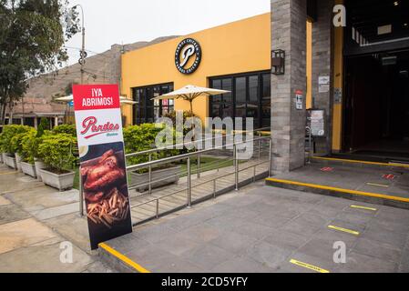 Außerhalb von Pardos Chicken Restaurant bereit zu tun Take Aways während der covid-19 Pandemie, Surco, Lima, Perú. Stockfoto