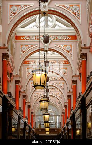 Detail der Decke und Laternen von Burlington Arcade, einer historischen überdachten Einkaufspassage. Stockfoto