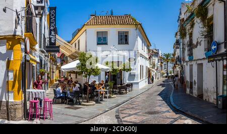 Straßencafé und Straße in Cordoba, Andalusien, Spanien Stockfoto