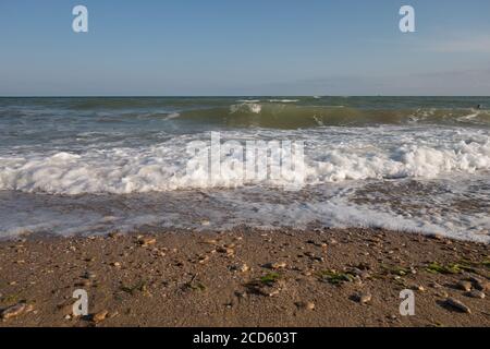 Schäumende Küste. Tidalbohrung. Strand. Langweilige See. Stockfoto