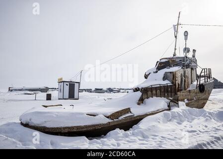 Eisboote, die auf gefrorenen Gewässern des ob River, Jamal-Nenzen Autonomous Okrug, Russland, festgemacht wurden Stockfoto