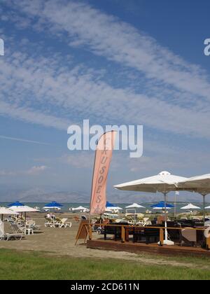 Sonnenliegen und Essbereich im Crusoes Pub, Roda, Korfu, Griechenland Stockfoto