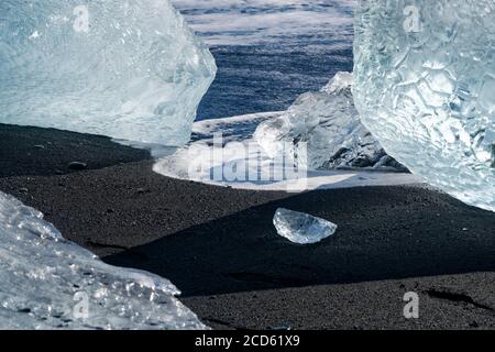 Eisstücke am schwarzen Sandstrand, Island Stockfoto