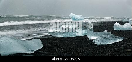 Eisstücke am schwarzen Sandstrand, Island Stockfoto