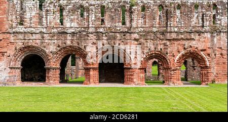 Serie von dekorativen Bögen in der Abtei Furness bei Barrow-in-Furness Stockfoto