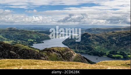 Atemberaubende Aussicht auf die Länge von Ullswater vom Gipfel des Birkhouse Moor. Stockfoto