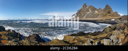 Landschaft mit Eystrahorn Berg an der Küste, Island Stockfoto