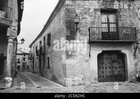 Gebäude in der Straße der Altstadt in schwarz und weiß, Pedraza, Segovia, Spanien Stockfoto