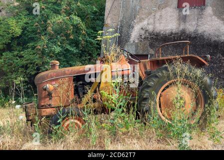 Alter Traktor auf dem Bauernhof in Bourgogne in Frankreich Stockfoto