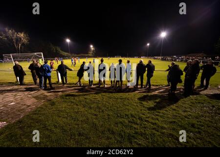 Bolton, Großbritannien. August 2020. Bury AFC-Anhänger sehen ihr teamÕs erstes Wettbewerbsspiel in der Öffentlichkeit, ein Challenge-Match weg zu anderen North West Counties First Division North Side Daisy Hill in der Westhoughton Gegend von Bolton, UK. Der Shakers phoenix Club hat Trainingsspiele gespielt, aber es wurde am Montag angekündigt, dass Fans in der Lage sein werden, das Spiel zu besuchen. Kredit: Jon Super/Alamy Live Nachrichten. Stockfoto