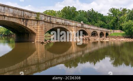 Das Monocacy Aqueduct ist das größte Aquedukt auf dem Chesapeake und Ohio Canal, das den Monocacy River überquert, kurz bevor es in den Potomac mündet. Stockfoto