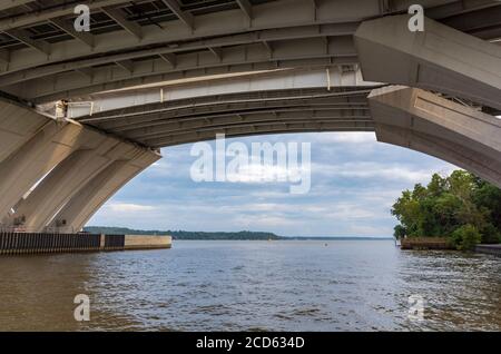 Unterhalb der Woodrow Wilson Memorial Bridge, die den Potomac River zwischen Alexandria, Virginia, und dem Bundesstaat Maryland überspannt. Stockfoto