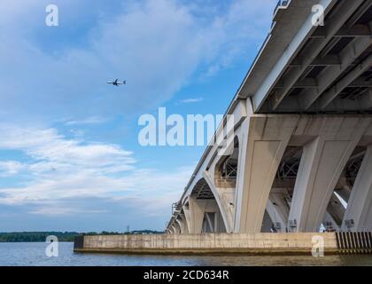 Unterhalb der Woodrow Wilson Memorial Bridge, die den Potomac River zwischen Alexandria, Virginia, und dem Bundesstaat Maryland überspannt. Stockfoto