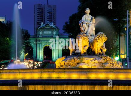 Cibeles Brunnen und Puerta de Alcala bei Nacht, Madrid, Spanien Stockfoto