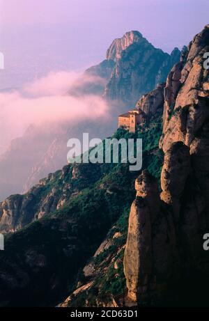 Kloster Santa Cova am Berghang, Sierra de Montserrat, Katalonien, Spanien Stockfoto