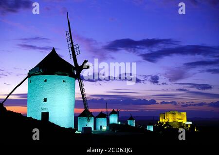 Alte traditionelle Windmühlen auf Hügel bei Sonnenuntergang, Consuegra, Castilla La Mancha, Spanien Stockfoto