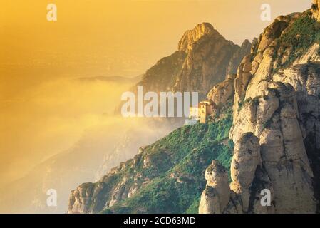 Kloster Santa Cova am Berghang bei Sonnenaufgang, Sierra de Montserrat, Katalonien, Spanien Stockfoto