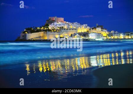 Peniscola Schloss und Strand bei Nacht, Peniscola, Valencia, Spanien Stockfoto