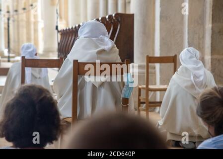 Nonnen und Mundkappen in der Basilika von Vezelay St. Marie Madeleine, Frankreich Stockfoto